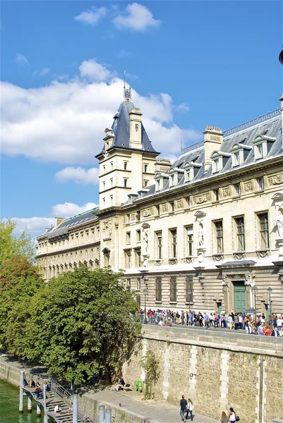 Toren van een gebouw in Parijs — Stockfoto