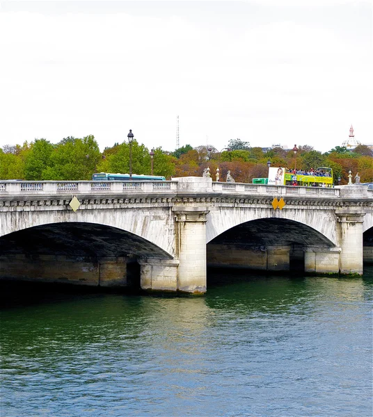 Nézd, a Pont-Neuf, a hídon át a Szajna, Paris, Franciaország — Stock Fotó