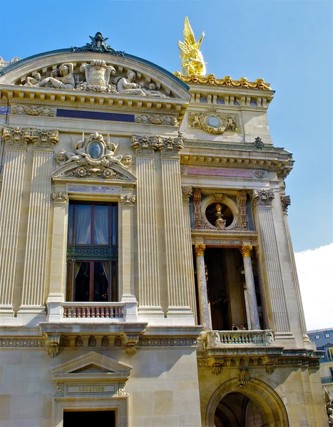 Andra sidan av grande opera byggnad, paris, Frankrike — Stockfoto