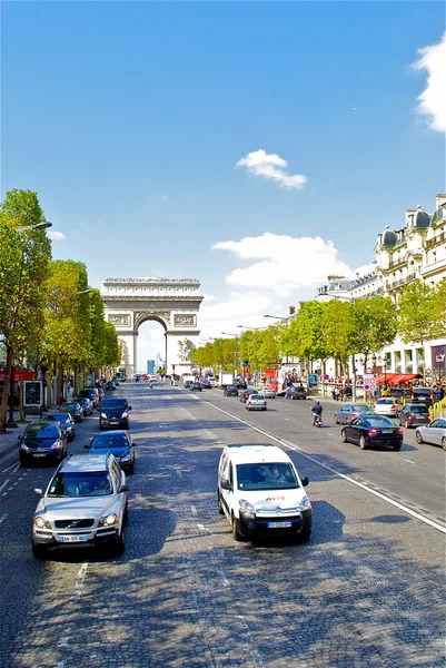 Verkehr auf den Champs des Elysees, Paris Frankreich — Stockfoto