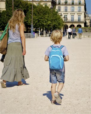 Anne ve oğlu Fransa yürüyün