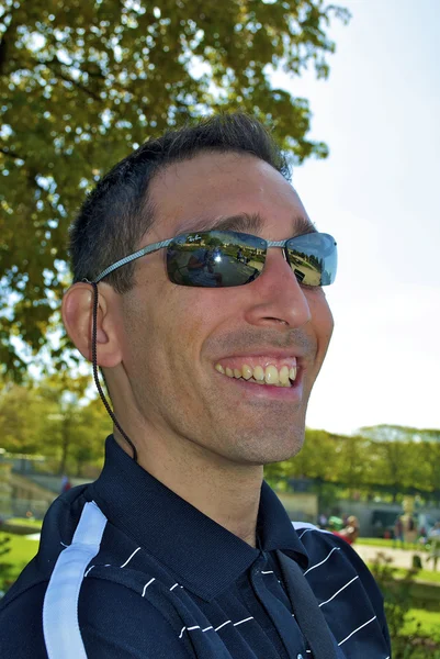 Homme élégant souriant dans des lunettes — Photo