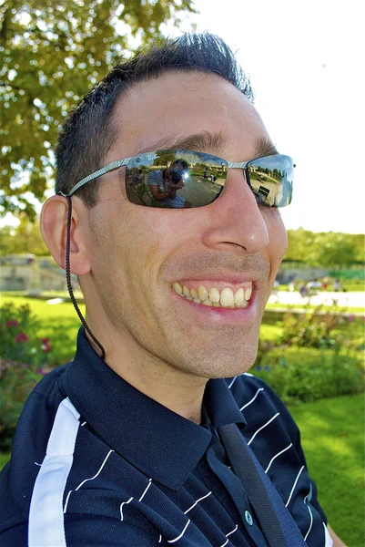 Sorrindo homem elegante em óculos — Fotografia de Stock