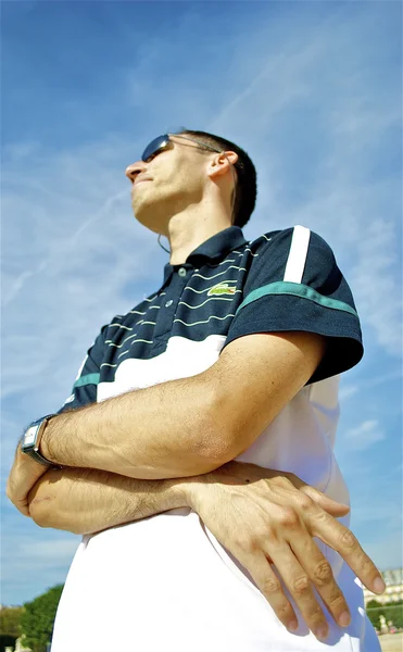 Man in polo poses — Stockfoto