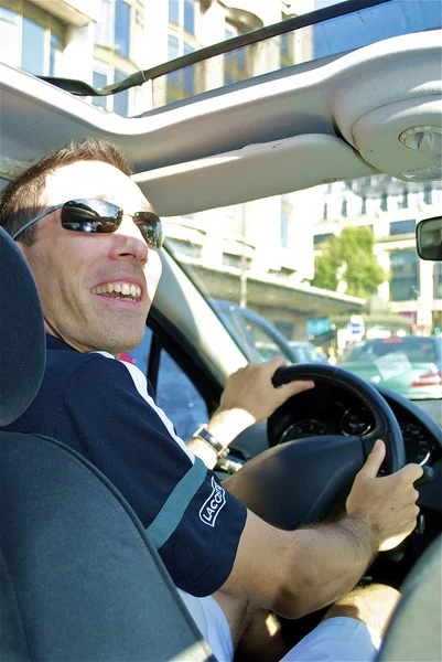 Homem feliz dirige e posa — Fotografia de Stock