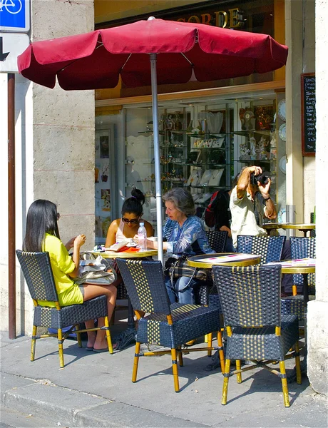 Essen im Restaurant auf der Straße — Stockfoto