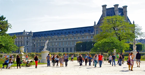 Wandelen in het park in de buurt van het Louvremuseum in Parijs — Stockfoto