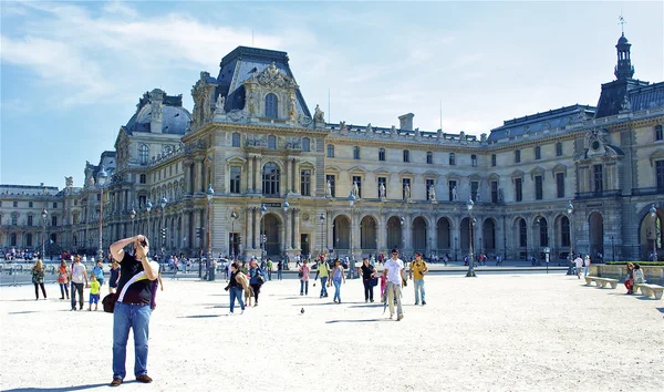 Panoramiczny widok Muzeum louvre, Paryż, Francja — Zdjęcie stockowe