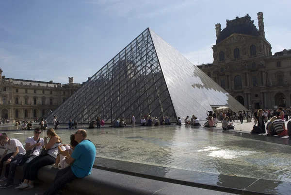 Пирамида Лувра, Париж, Франция — стоковое фото