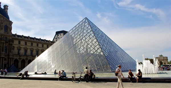 Pyramide Louvren, paris, Frankrike — Stockfoto