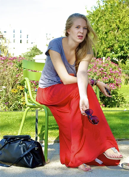 Leuk meisje in een rode rok — Stockfoto