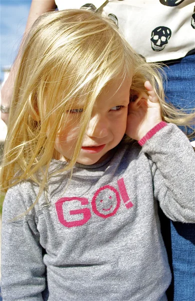 Porträtt av en liten flicka med en tjej — Stockfoto