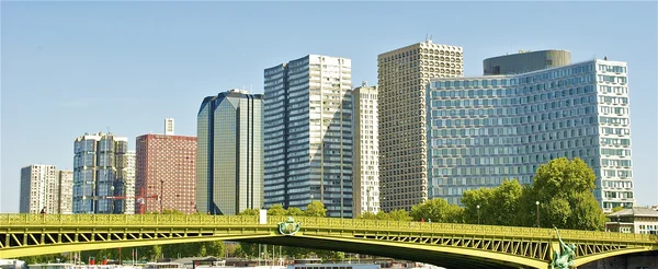 Vista panorámica de los edificios de negocios en París — Foto de Stock