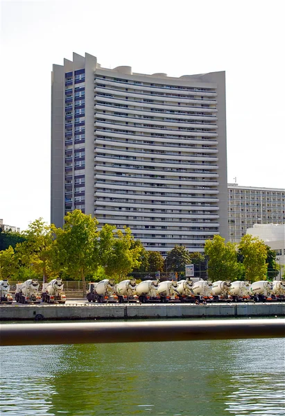 Zakelijke gebouw in Parijs, Frankrijk — Stockfoto