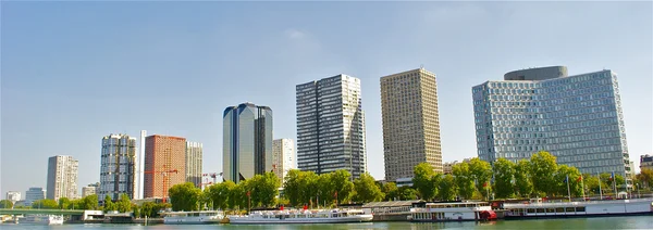 Panorama de los edificios comerciales en París, Francia — Foto de Stock