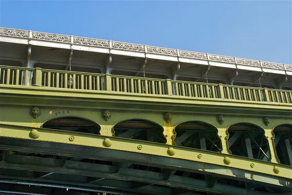 Puente sobre el río Sena en París, Francia — Foto de Stock