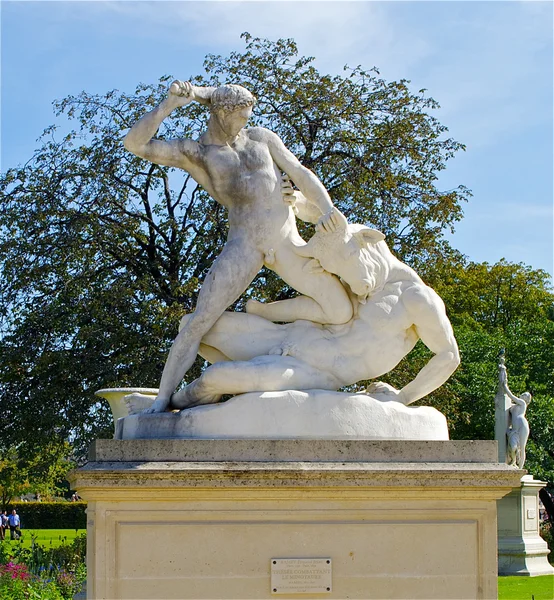 Monumento nel parco vicino al museo del Louvre a Parigi — Foto Stock