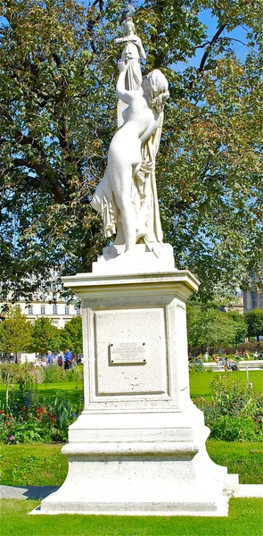 Pomnik w parku, w pobliżu Muzeum w Luwrze w Paryżu — Zdjęcie stockowe