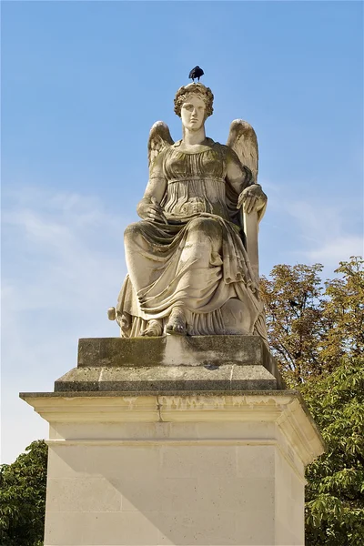 Monument in de buurt van de tuinen in de buurt van het louvre — Stockfoto