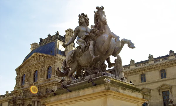 Louvre yakınındaki gardens yakınındaki Anıtı — Stok fotoğraf