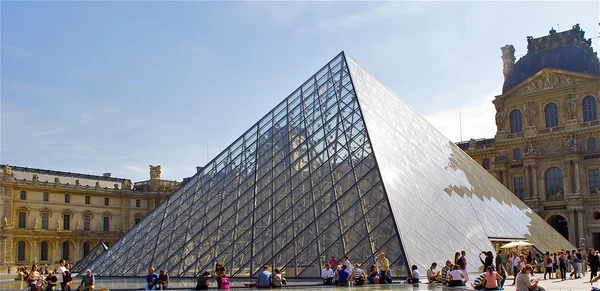 Pyramide Louvren, paris, Frankrike — Stockfoto