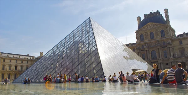 Пирамида Лувра, Париж, Франция — стоковое фото