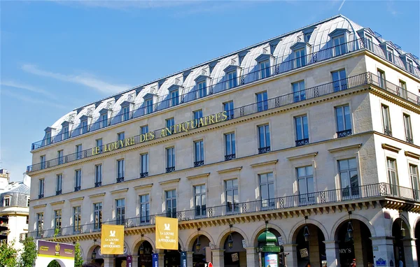 Building near the Lovre, Paris, France — Stock Photo, Image