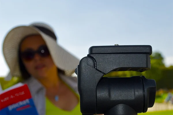 Girl behind the post — Stock Photo, Image