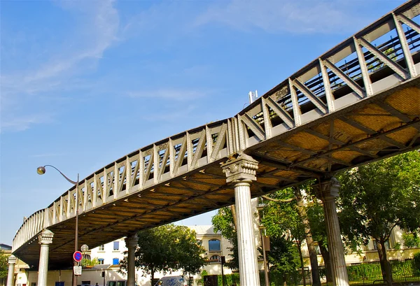 Fina metalliska bro i paris, Frankrike — Stockfoto