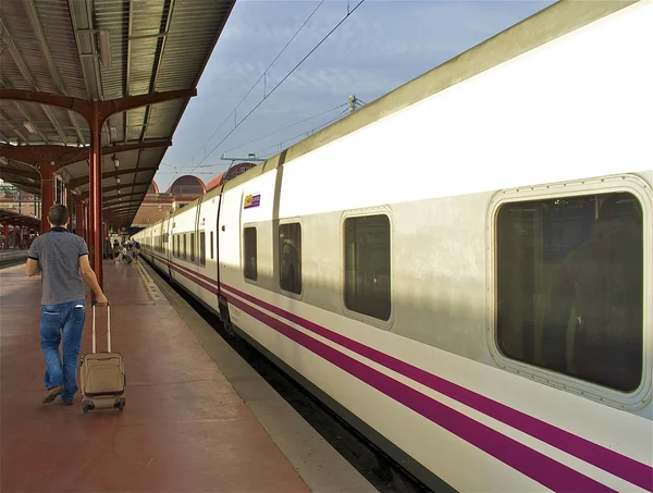 Train near the platform at the station — Stock Photo, Image