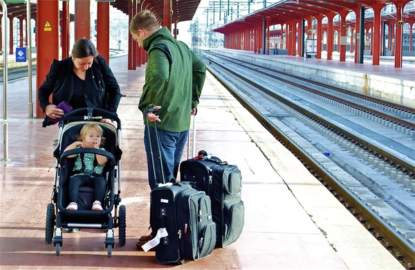 Familjen på stationen — Stockfoto