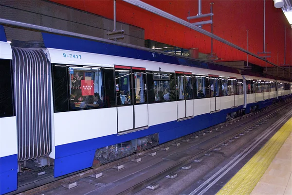 Trainen in metro van madrid — Stockfoto