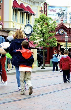 küçük çocuk disneyland çalışır