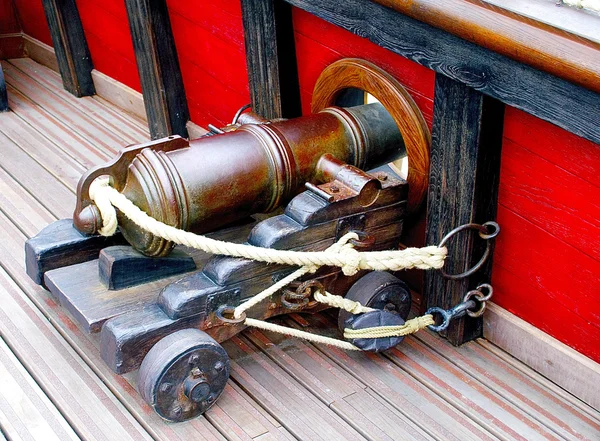 Kanone auf dem Schiff — Stockfoto