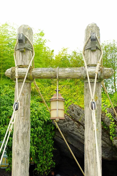 Poste da lâmpada na ponte de madeira — Fotografia de Stock