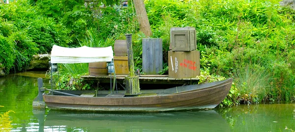 Boat parked and the boxes on the shore — Stockfoto