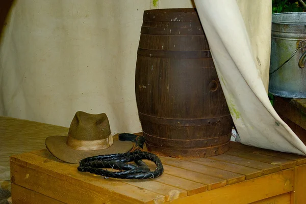 Hatt och arm indiana Jones — Stockfoto