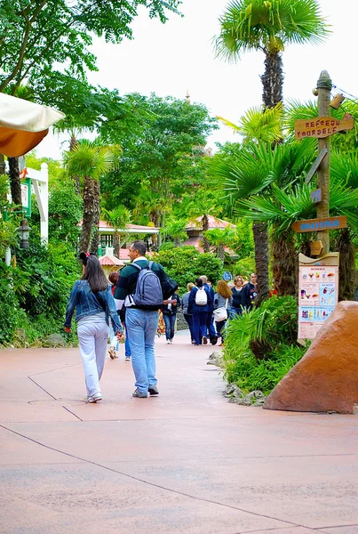 Turystów chodzić w Disneylandzie — Zdjęcie stockowe