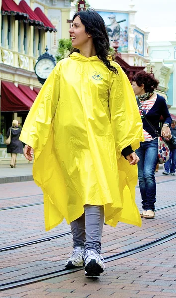 Meisje met een gele vacht — Stockfoto