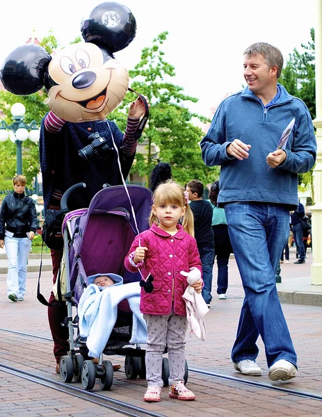 Petite fille avec Mickey Mouse ballon — Photo