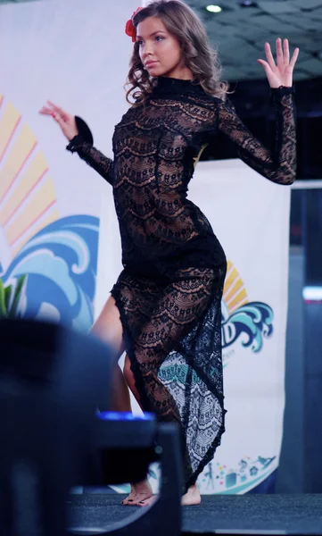 Brünettes Mädchen tanzt in einem sehr sexuell transparenten Kleid — Stockfoto