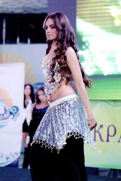 Beautiful brunette girl dances indian dance — Stock Photo, Image