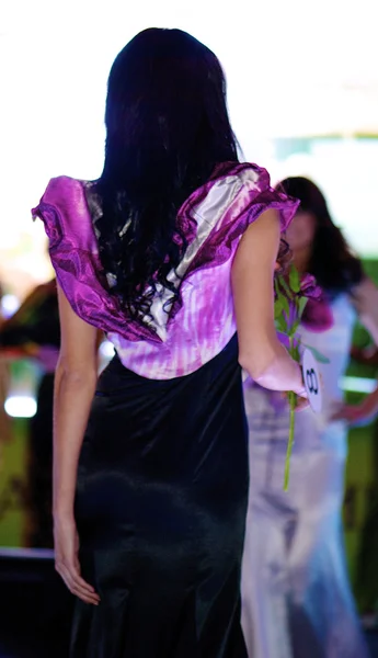 Brunette contestant from behind — Stock Photo, Image