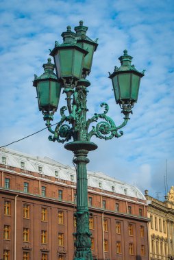 gökyüzünün önünde sokak lambası