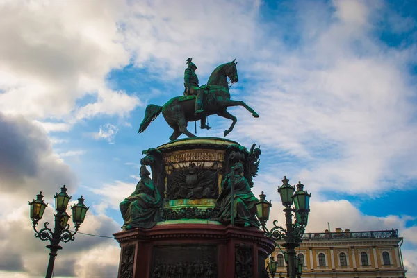 Monumet Nikolai II:een hevosella Pietarissa, Venäjällä — kuvapankkivalokuva