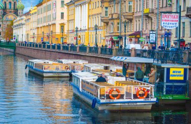 griboyedov kanal üzerinden köprü