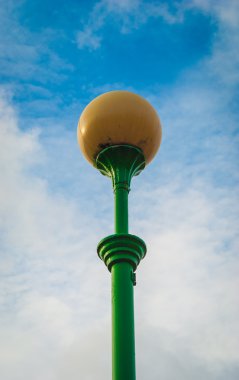 gökyüzünün önünde sokak lambası