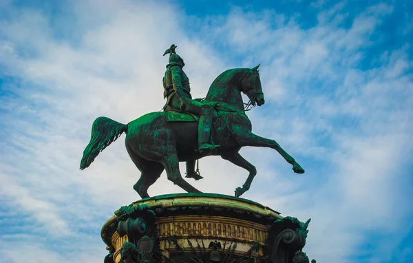 Monumento a Nikolay II no cavalo em frente ao céu em Saint — Fotografia de Stock