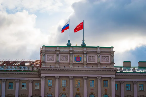 Budynek z Rosyjska Flaga narodowa — Zdjęcie stockowe