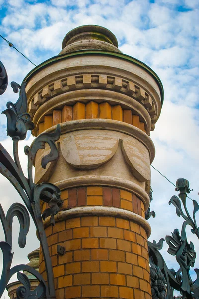 Colonnes décoratives de la fête à Saint-Pétersbourg — Photo